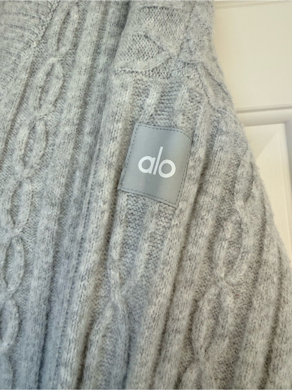 ALO Yoga Winter Bliss Cable Knit Cardigan Light Gray M - Picture 4 of 8
